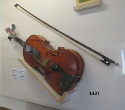 Geige mit Bogen und Kasten